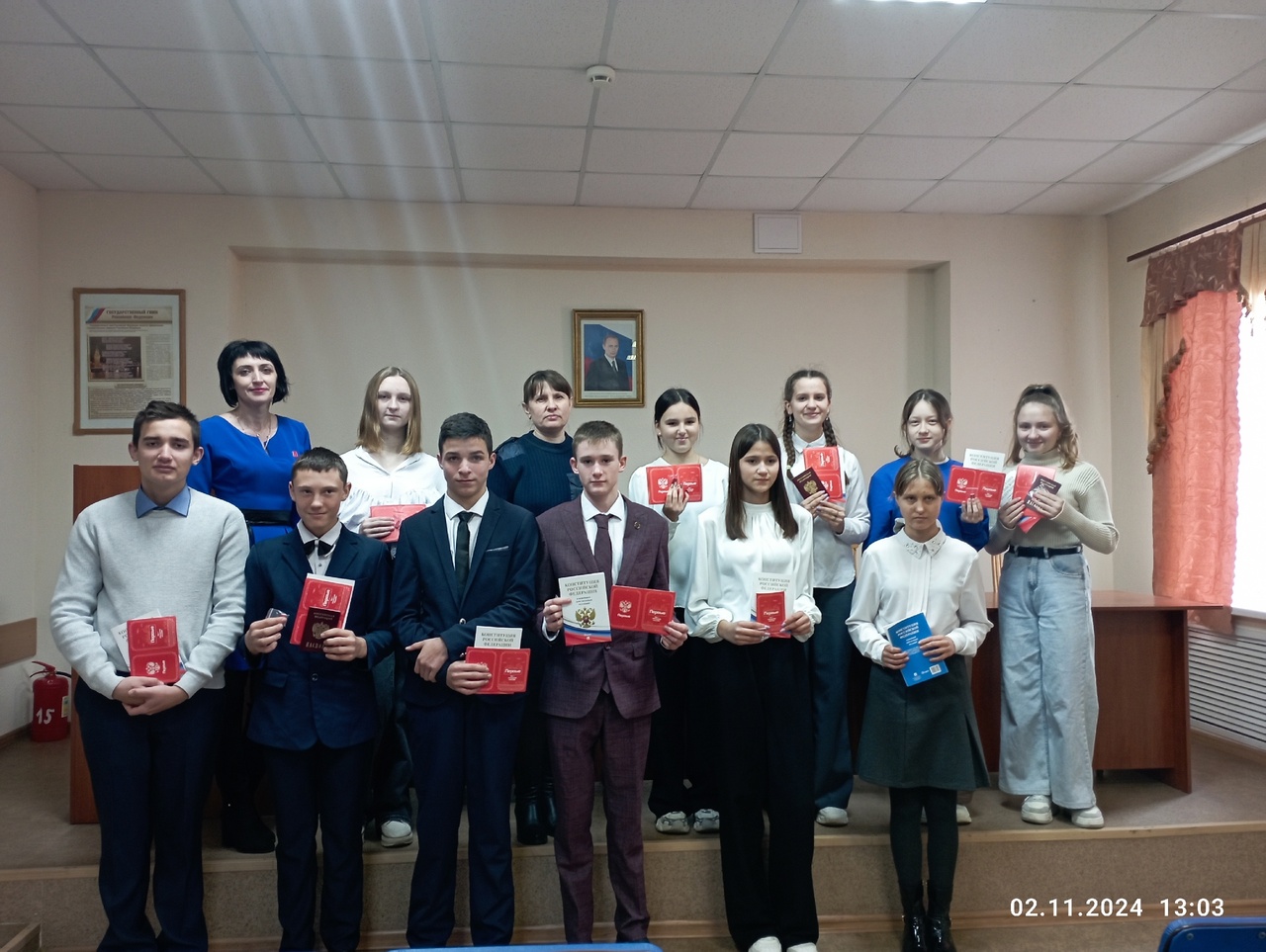 В преддверии Дня народного единства юным суражанам вручили паспорта