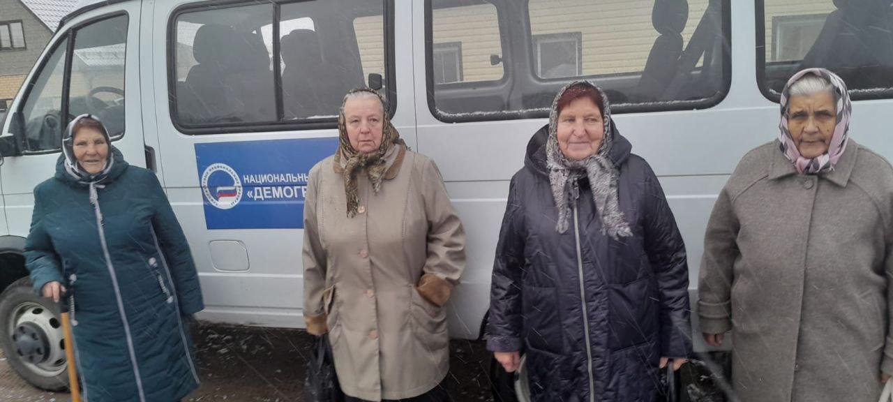 На спецавтомобиле КЦСОН Суражского района на диспансеризацию доставили пожилых жителей Овчинского сельского поселения