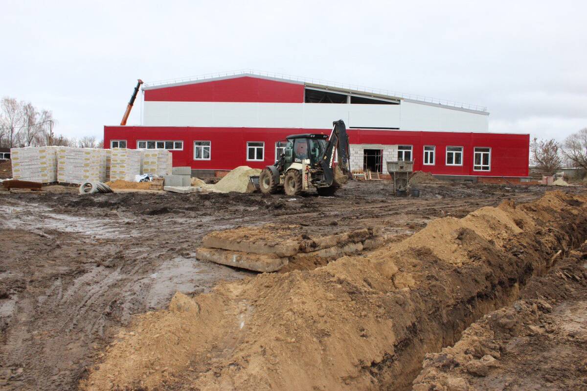 В городе Стародуб продолжается возведение СОК с бассейном