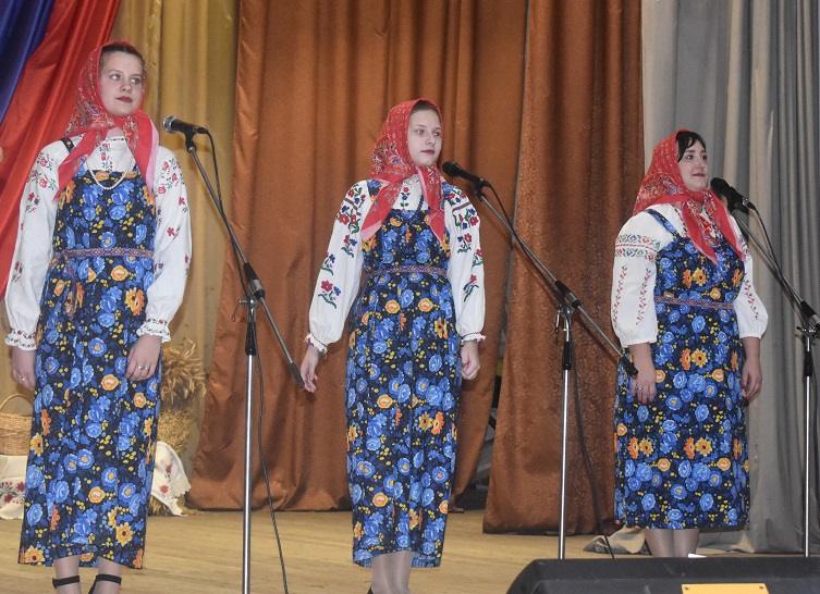 В преддверии Дня народного единства в Суражском районном центре культуры прошел концерт «Под небом единым»