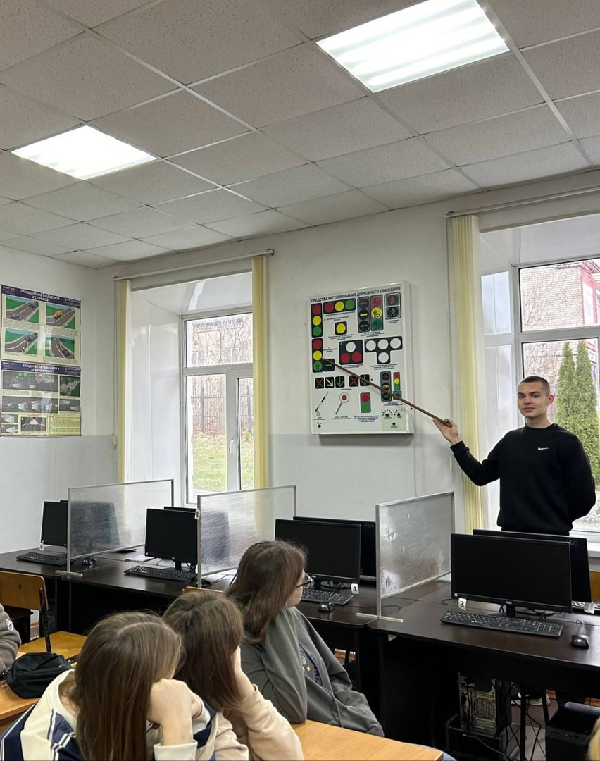 В Суражском промышленно-аграрном техникуме прошло мероприятие под названием «Автомобиль, дорога, пешеход».