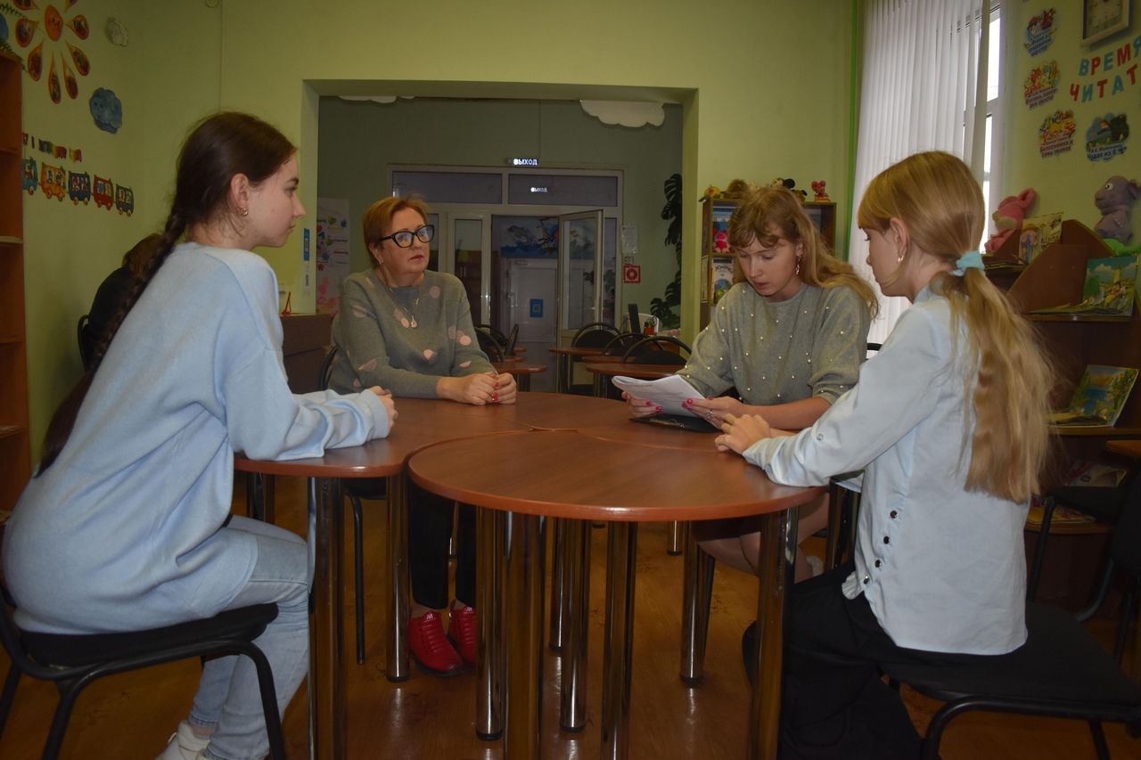 На базе Суражской городской детской библиотеки прошел круглый стол «Планирование. Значимость данного проекта».