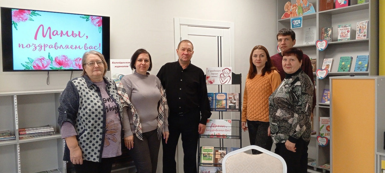 В Суражской районной межпоселенческой библиотеке прошла литературно-музыкальная гостиная «Материнское сердце добротою полно»