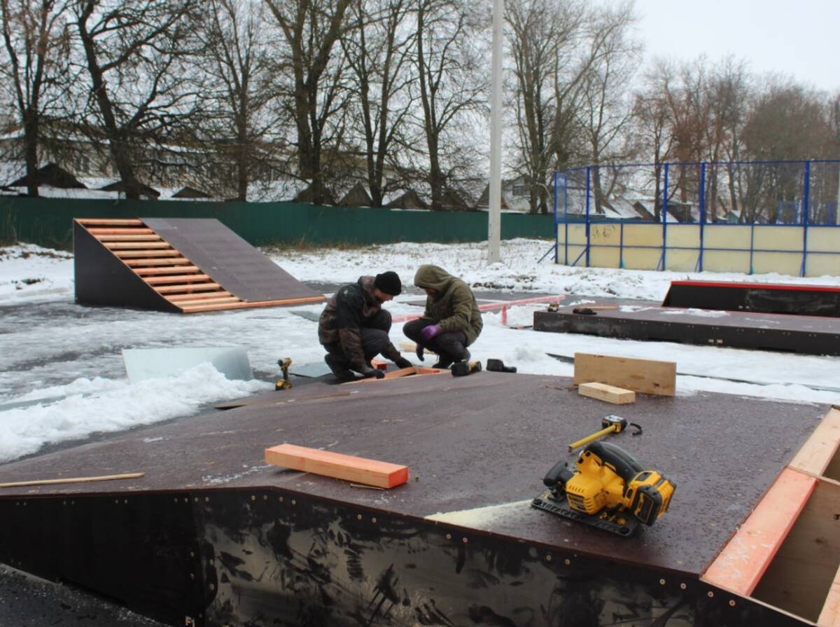 В парке поселка Комаричи Брянской области устанавливают скейтплощадку