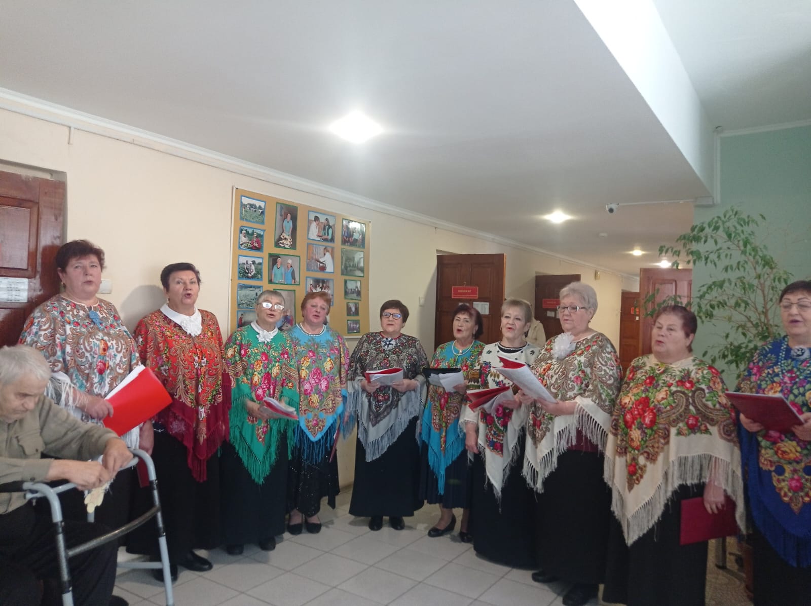 Волонтёры «серебрянного» возраста с концертом посетили дом-интернат  для престарелых в Нивном.