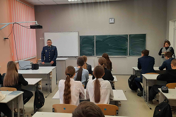 Сотрудники колонии-поселения №3 УФСИН России по Брянской области провели профориентационные мероприятия для учащихся старших классов средних общеобразовательных школ города Суража