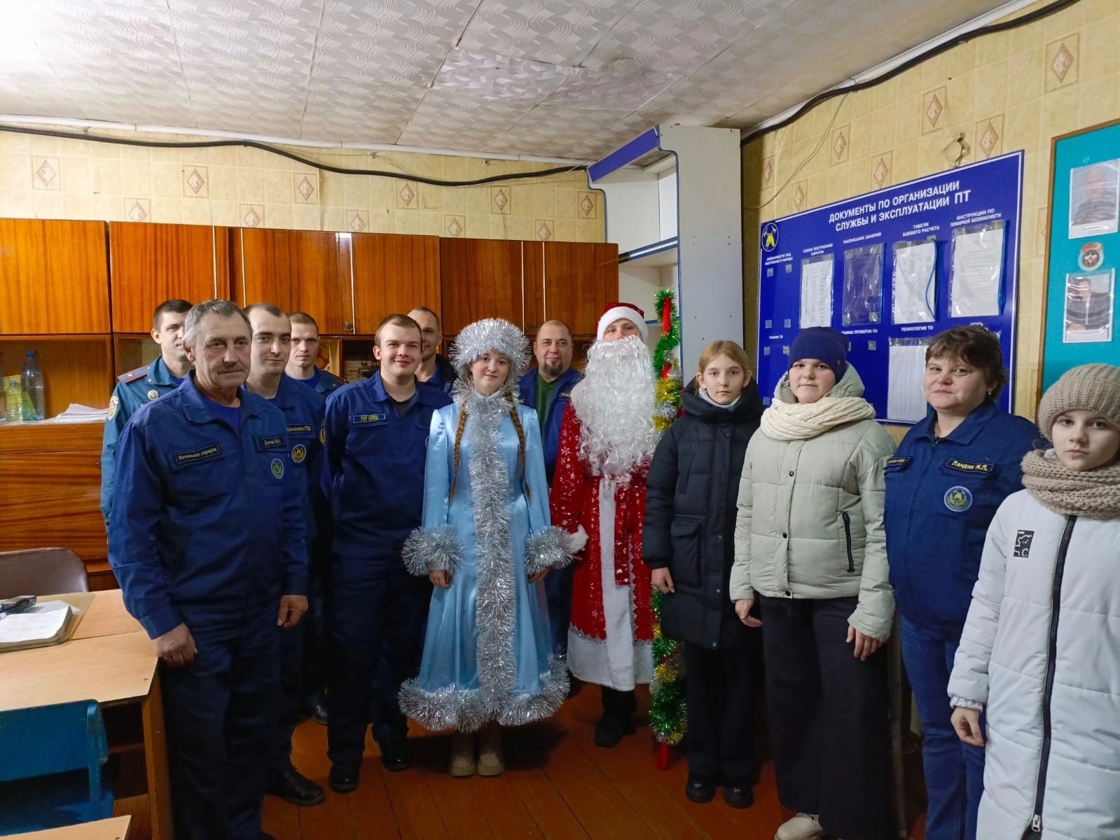 Участники первичного отделения Движение Первых  школы N 2 в рамках всероссийской акции ‘Российский детский Дед Мороз» посетили Пожарно- спасательную часть № 18 