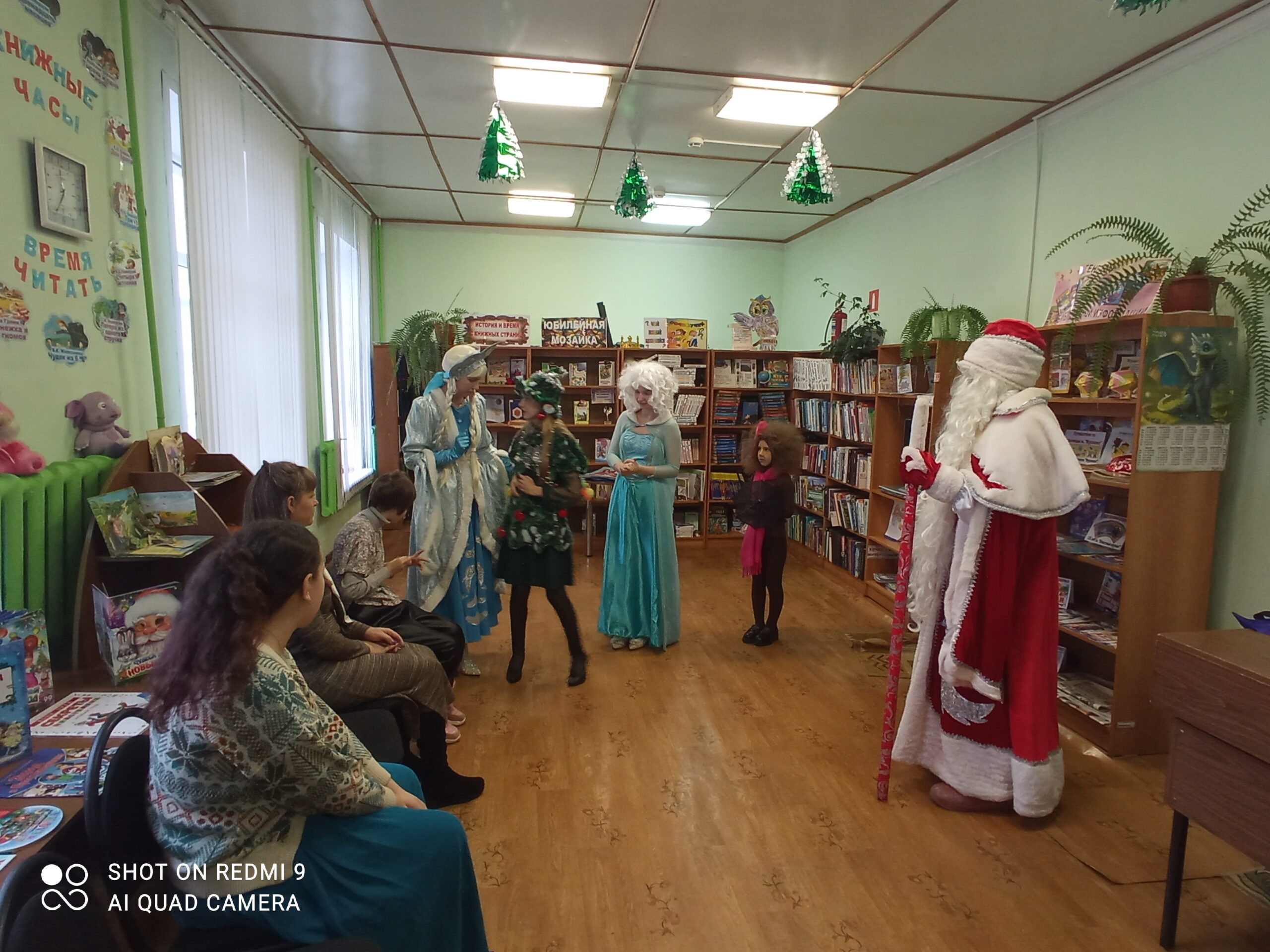 В преддверии Нового года в Суражской детской библиотеке состоялось яркое мероприятие под названием «Как звери елку наряжали»