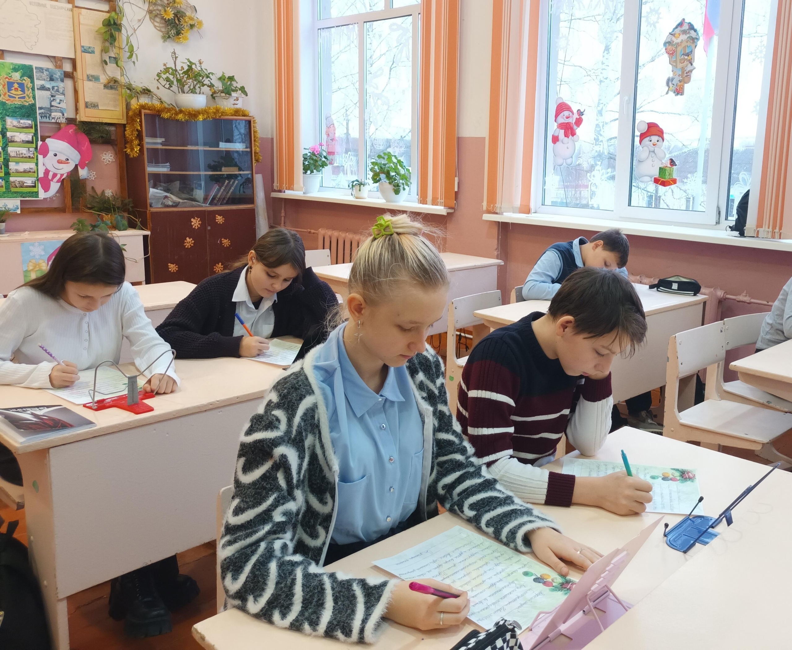 В преддверии наступления Нового года во Влазовичской школе была проведена патриотическая акция под названием «Письмо солдату: С Новым годом, герой!»