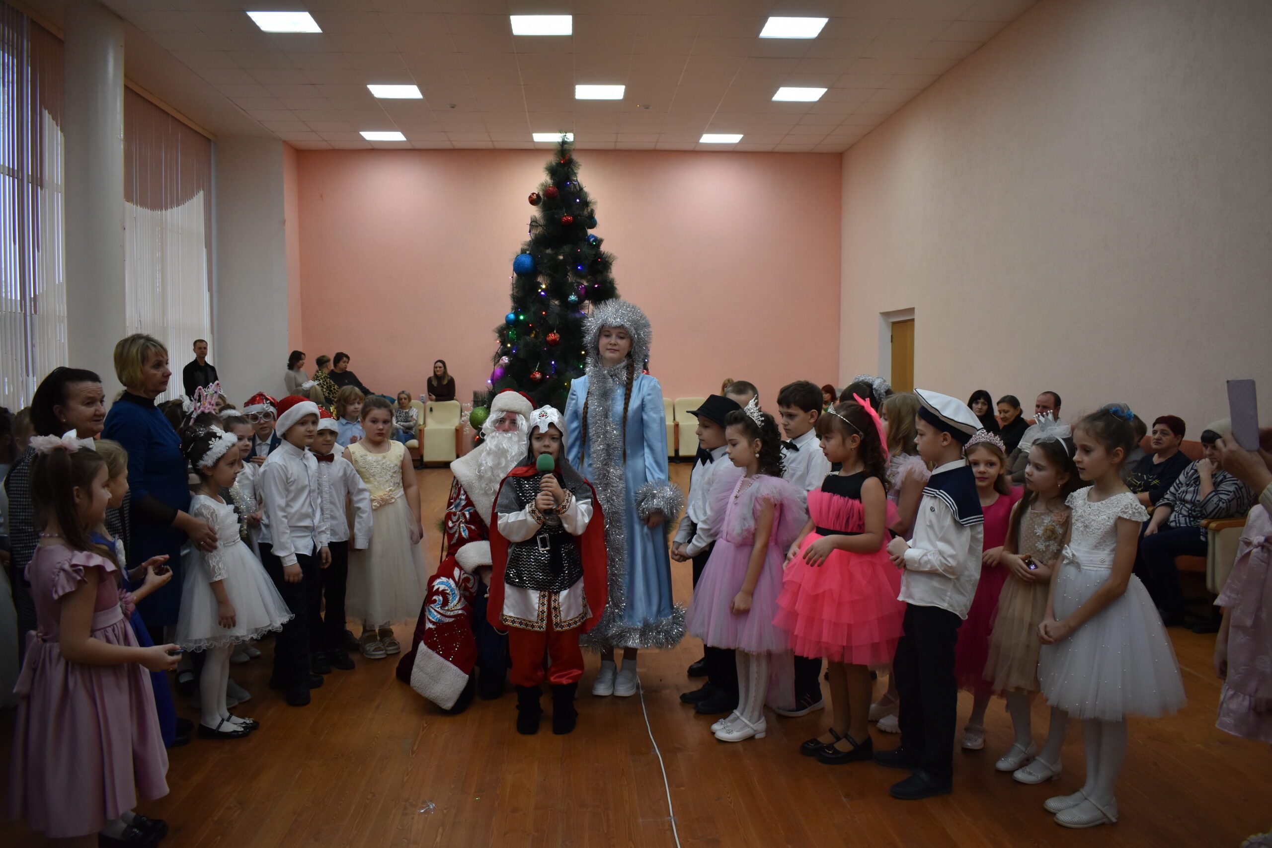 В преддверии Нового года, самого волшебного и долгожданного праздника, в районном Центре культуры прошли утренники для школьников