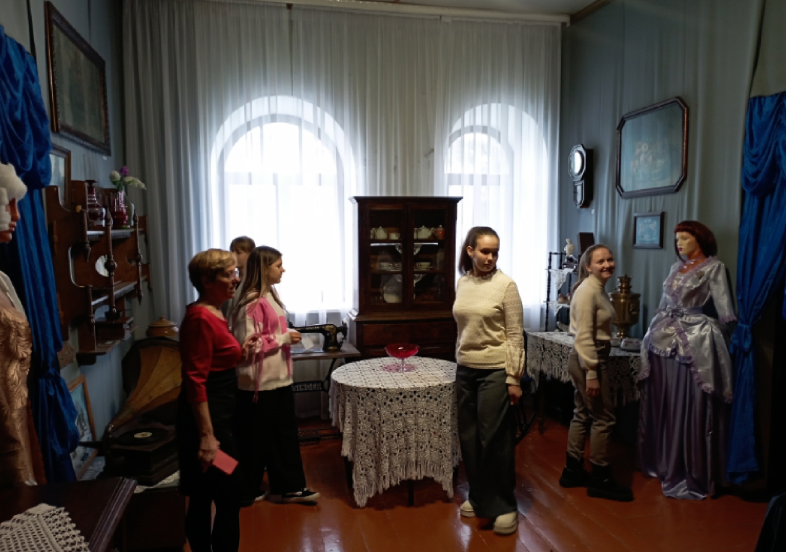 В Суражском краеведческом музее состоялась обзорная экскурсия для активистов движения «Первые»