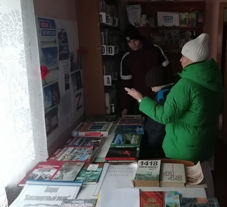 В рамках масштабной акции в Кулажской сельской библиотеке  состоялся патриотический час «Своих не бросаем».