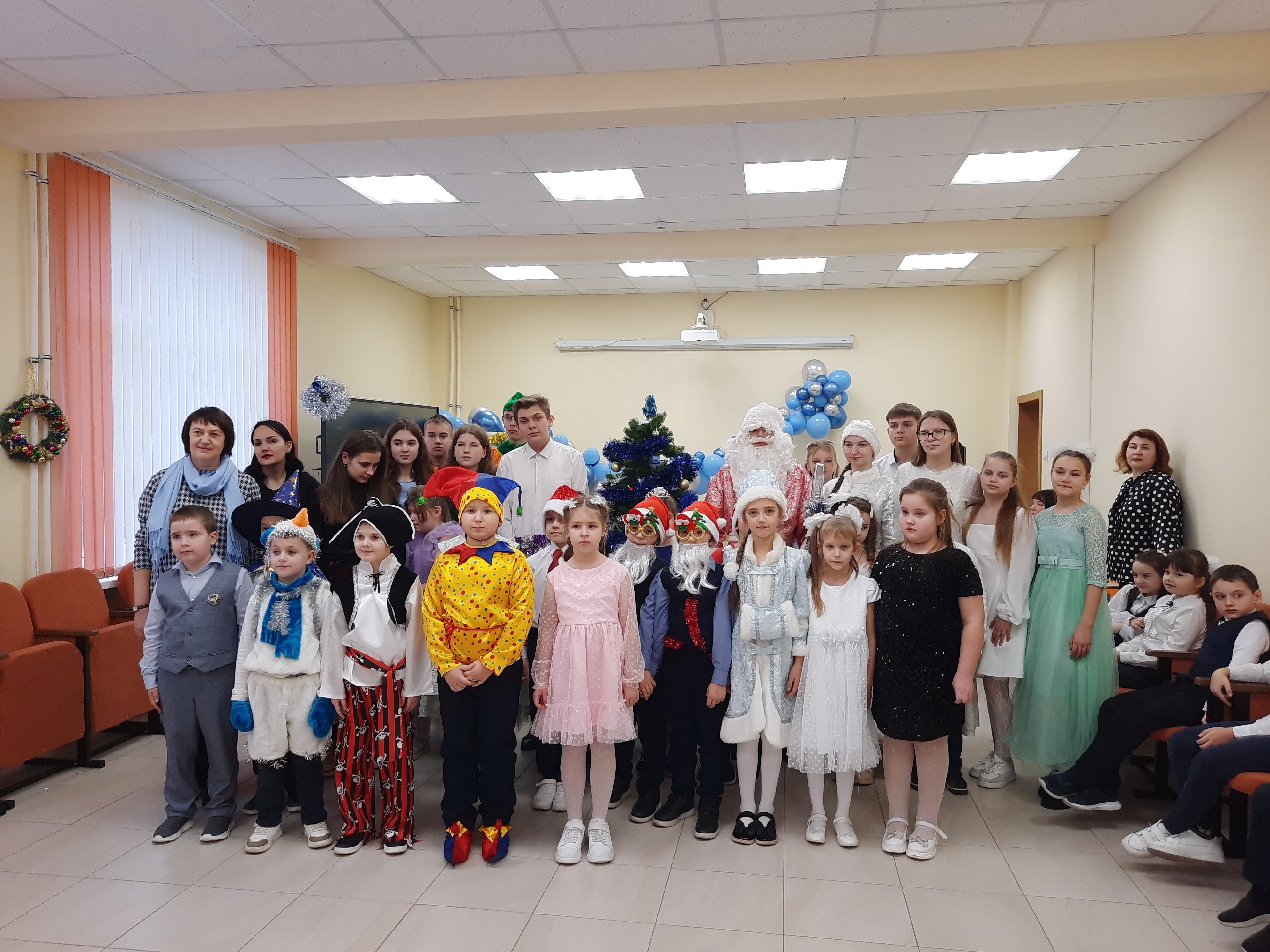 В преддверии Нового 2025 года обучающиеся начальных классов  школы  N3 г.Суража отправились в «Путешествие в сказку»