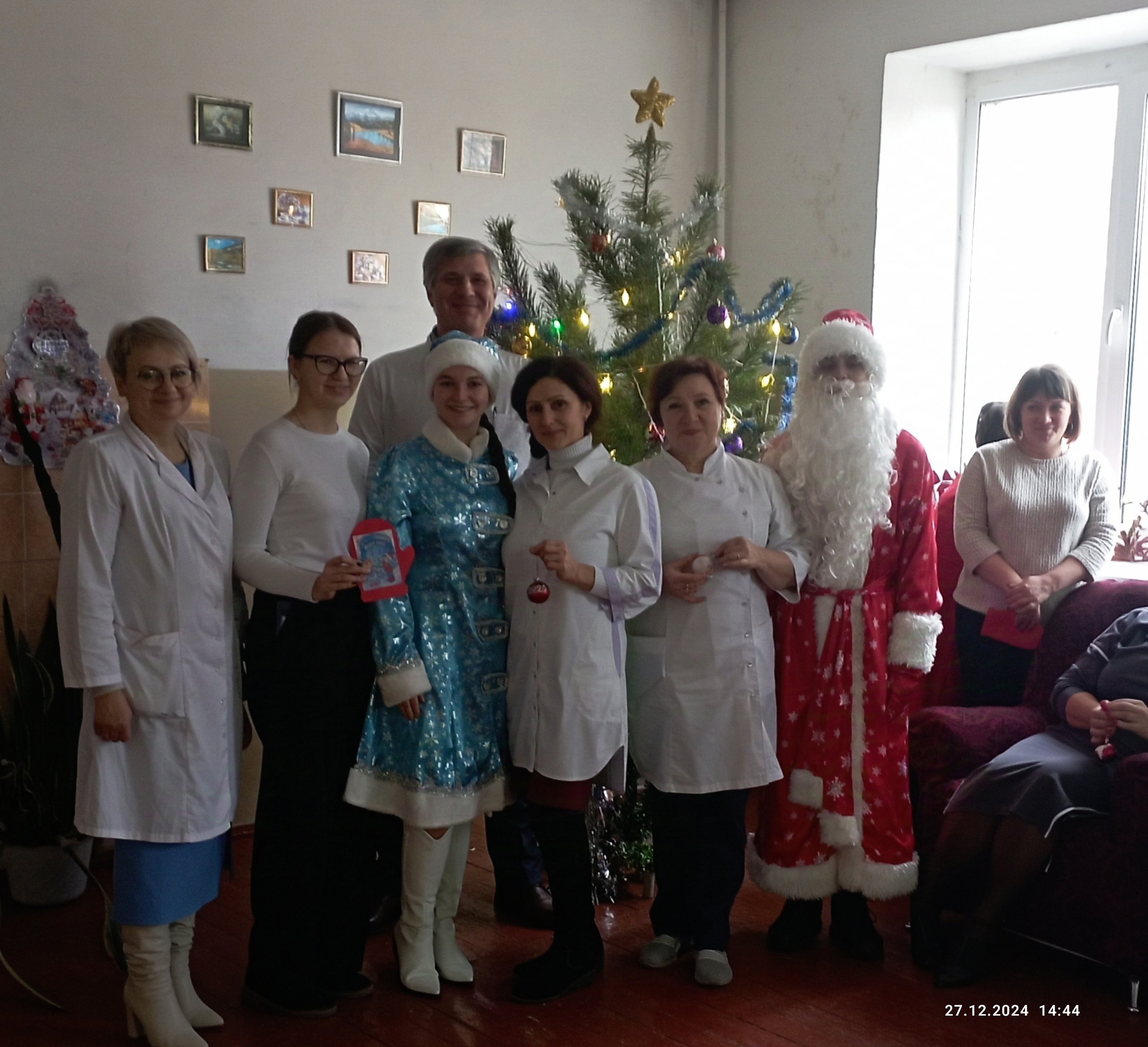 Участники «Движения Первых» Суражского района  поздравили медицинских работников с наступающим Новым годом