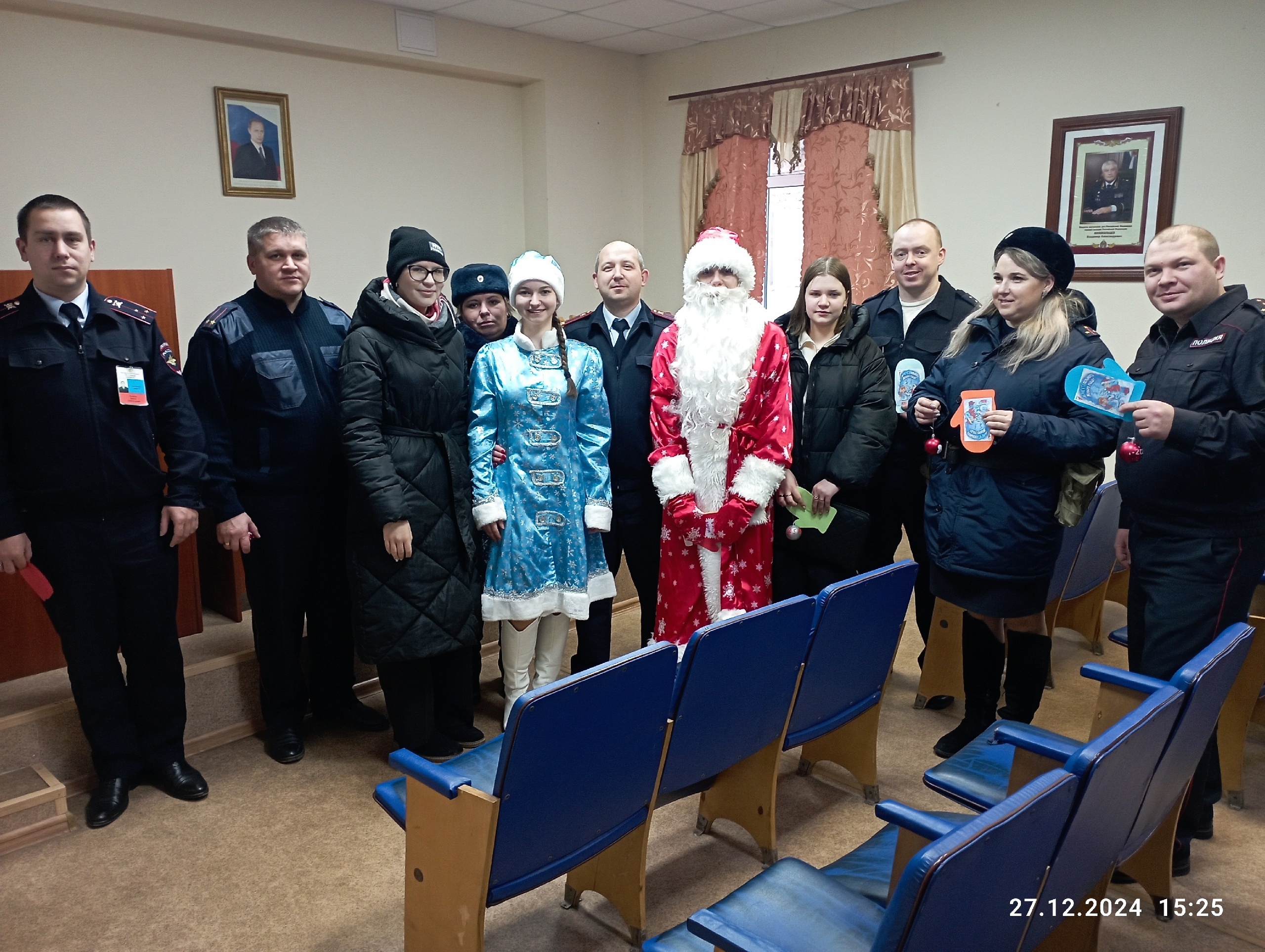 Перед Новым Годом активисты «Движения Первых» продолжают принимать участие во Всероссийской акции «Российский детский Дед Мороз»