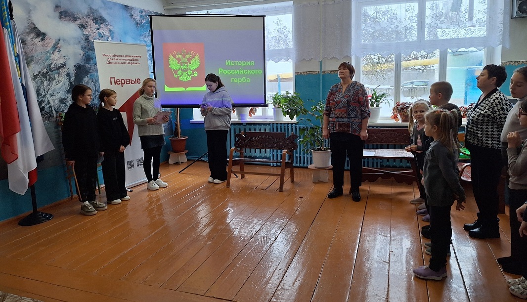 Общешкольный час общения, приуроченный к празднованию Дня Государственного герба, ровели в Дубровской школе им. Н.П. Сергеенко