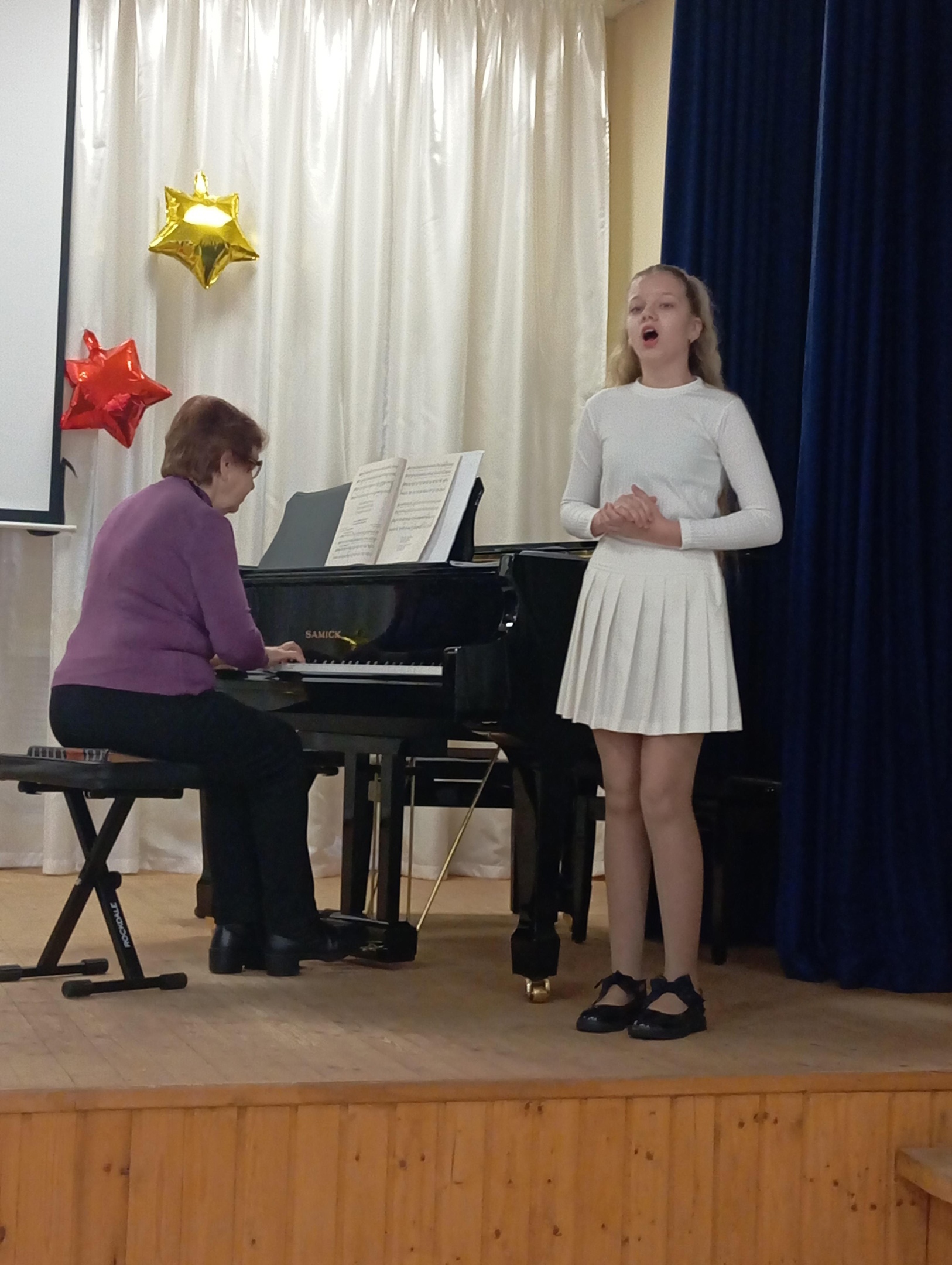 В Суражской детской школы искусств им.А.П.Ковалевского обучающиеся  отделения хорового пения продемонстрировали свои умения в ходе академического концерта