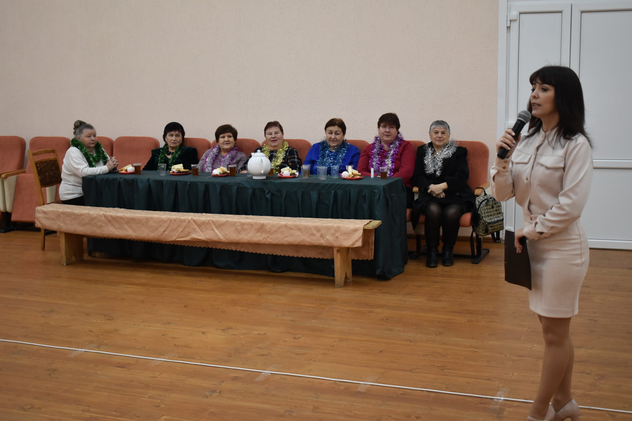 В районном Центре культуры, на базе любительского объединения «Кладезь», состоялось замечательное мероприятие под названием «Смехом, шуткой, без забот – мы встречаем Новый год!»