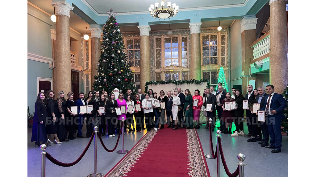 В Брянске лучшим волонтёрам  вручили почётные знаки