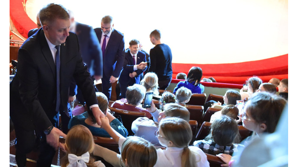 Глава региона Александр Богомаз поздравил брянских детей с наступающим Новым годом