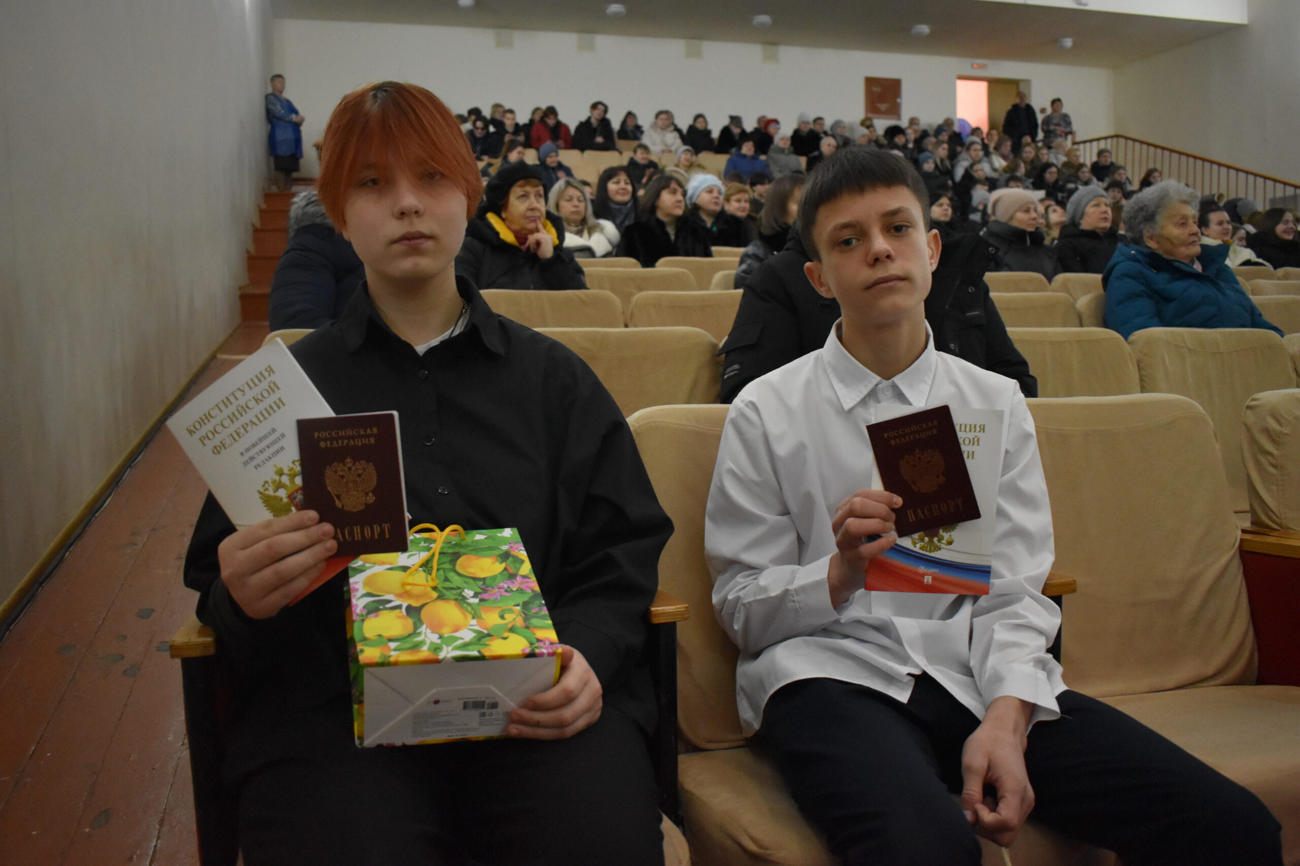 В Суражском Центре культуры состоялся торжественный концерт «Жить по закону своей страны», посвящённый Дню Конституции Российской Федерации