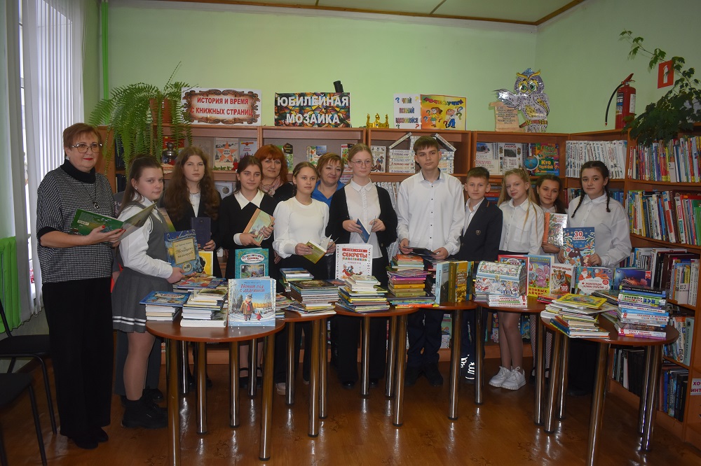 Суражской детской библиотеке подарили книги