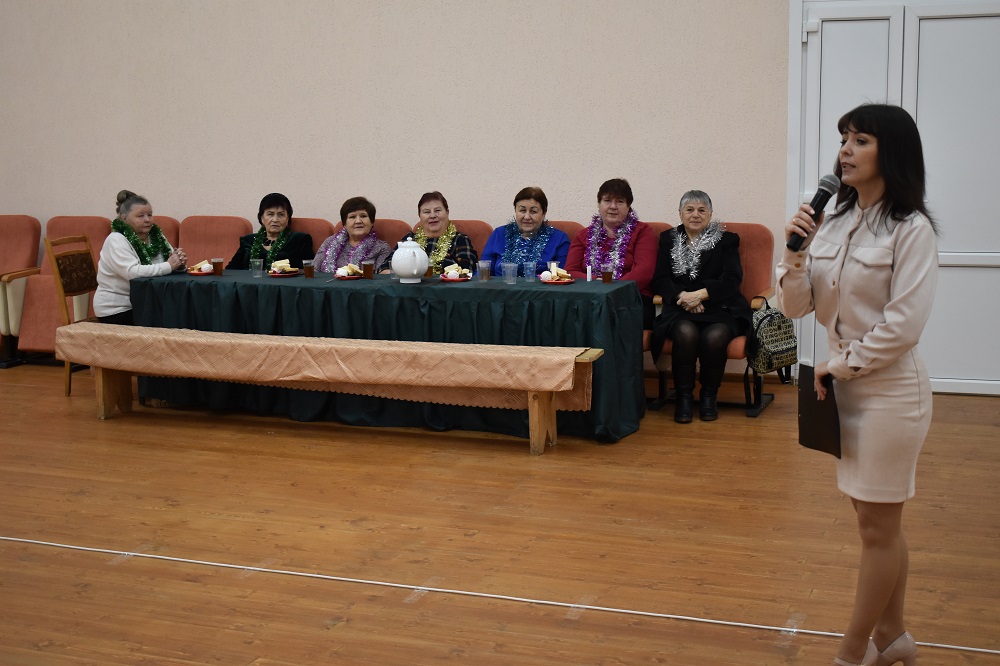 В Суражском районном культурно-досуговом центре прошло мероприятие «Смехом, шуткой, без забот – мы встречаем Новый год!»