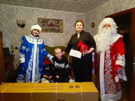 Губернатор Александр Богомаз поздравил с наступающим Новым годом мальчика Валеру и его семью