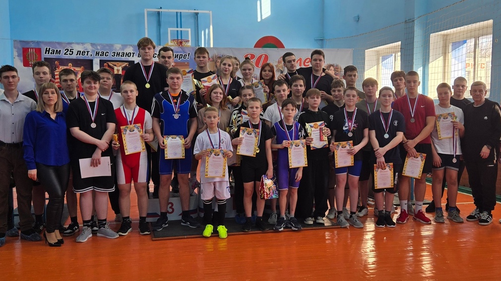 В Климово прошел Рождественский турнир по жиму лежа