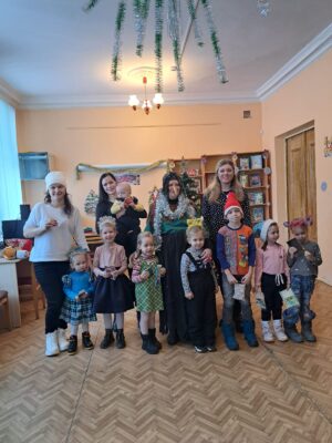 В детской библиотеке состоялось мероприятие в формате конкурса и игры под названием «Новогодние забавные шалости»