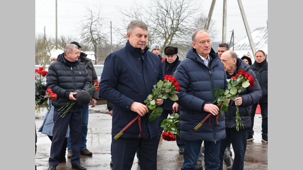 В Журиничах губернатор Брянской области Александр Богомаз и госдеятели Николай и Дмитрий Патрушевы почтили память советских воинов