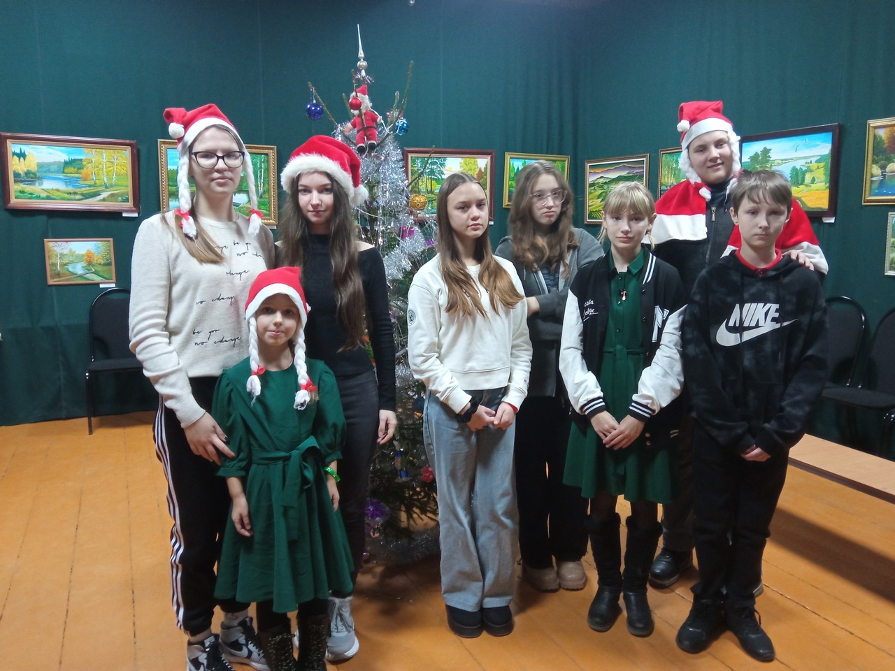 В Суражском краеведческом музее  прошел парад Дедов Морозов и Снегурочек