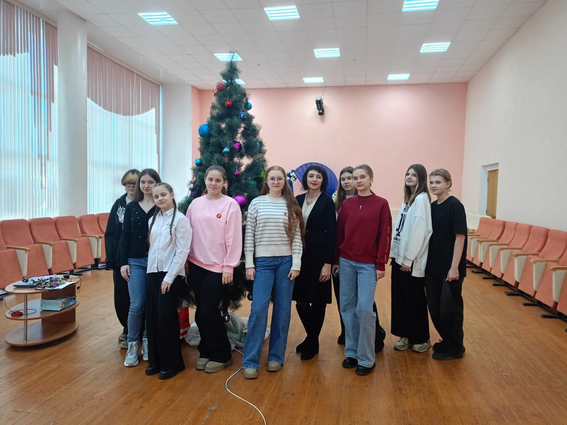 Активисты «Движения Первых» Суражского района приняли участие в захватывающем и познавательном мероприятии под названием «Традиции празднования Нового года в разных странах»