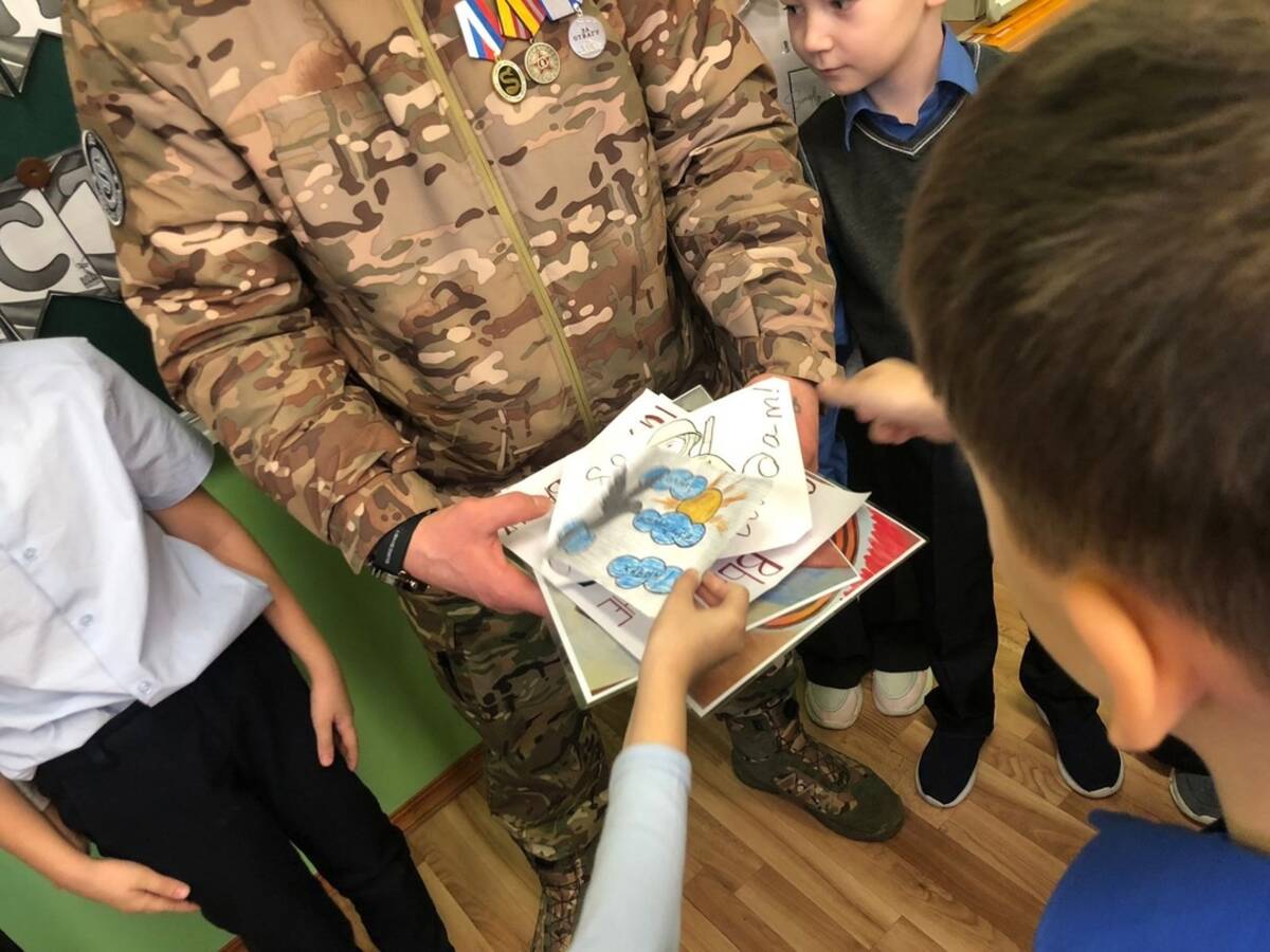 В Стародубе Брянской области состоялась встреча бойца СВО со школьниками