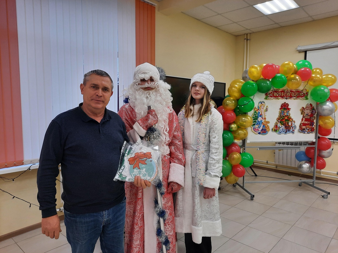 Обучающиеся школы №3 города Суража с искренним волнением и радостью приняли участие в ежегодной всероссийской акции «Российский детский Дед Мороз»