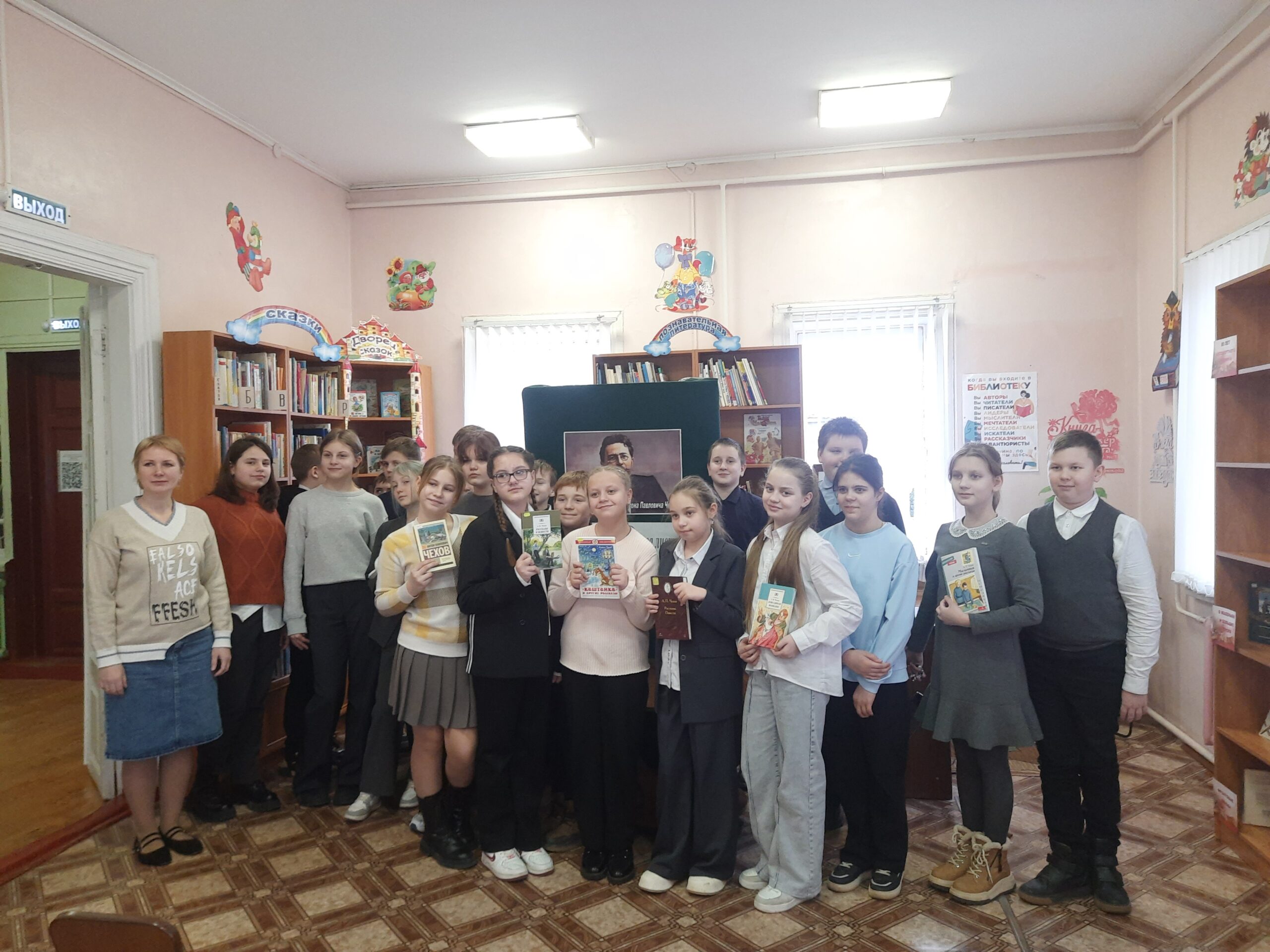 В Суражской  городской детской библиотеке были проведены  литературные странички «Страницы Чехова листая»