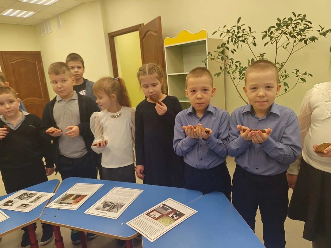 Обучающиеся Суражских школ приняли участие в акции «Блокадный хлеб»