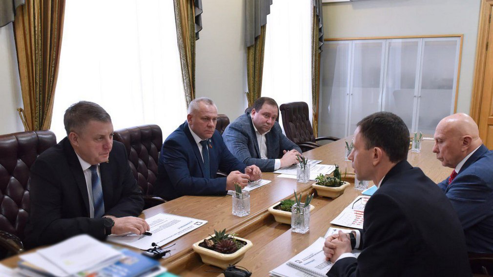 Александр Богомаз встретился с генеральным директором Клинцовского автокранового завода