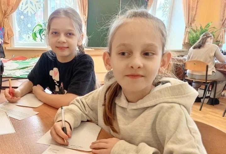 Обучающиеся детского объединения «Юный художник» Центра детского творчества написали письма защитникам