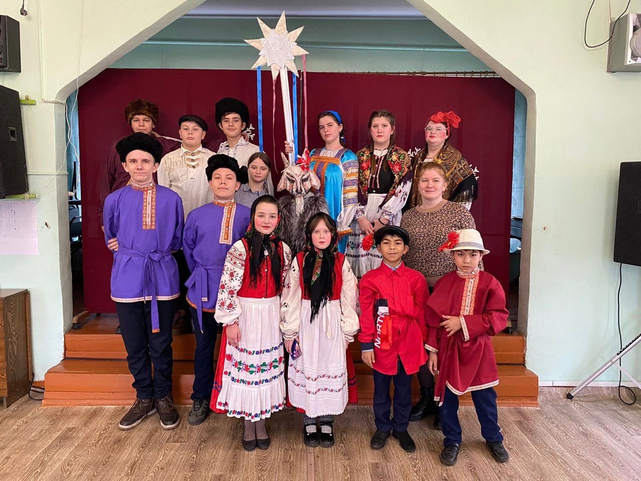 Фольклорный коллектив «Весёлая карусель» Кулажской школы Суражского района принял участие в муниципальном этапе конкурса фольклорных коллективов «Карагод»