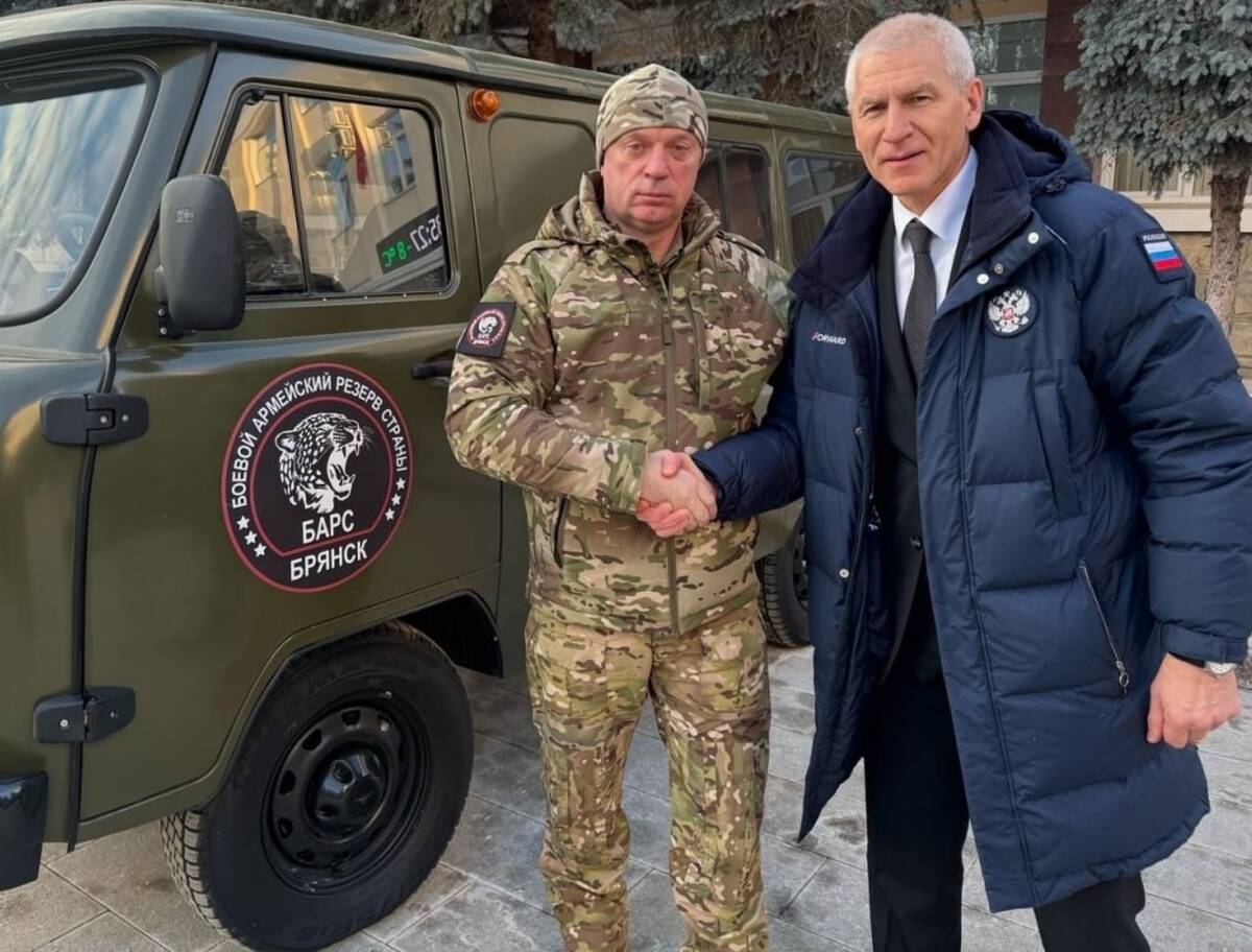 Депутат Госдумы Олег Матыцин подарил бойцам «БАРС-Брянск» новенький автомобиль