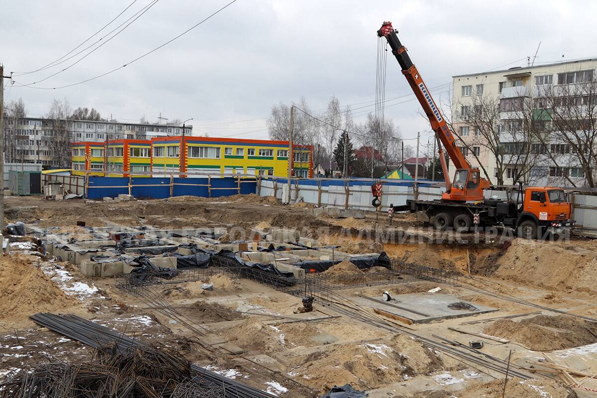 Специалисты из Республики Беларусь строят второй дом с квартирами для брянских сирот