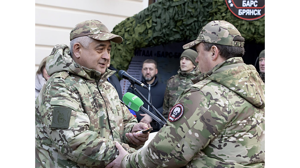 Бойцы «БАРС-Брянск» поздравили своего командира с новым званием 