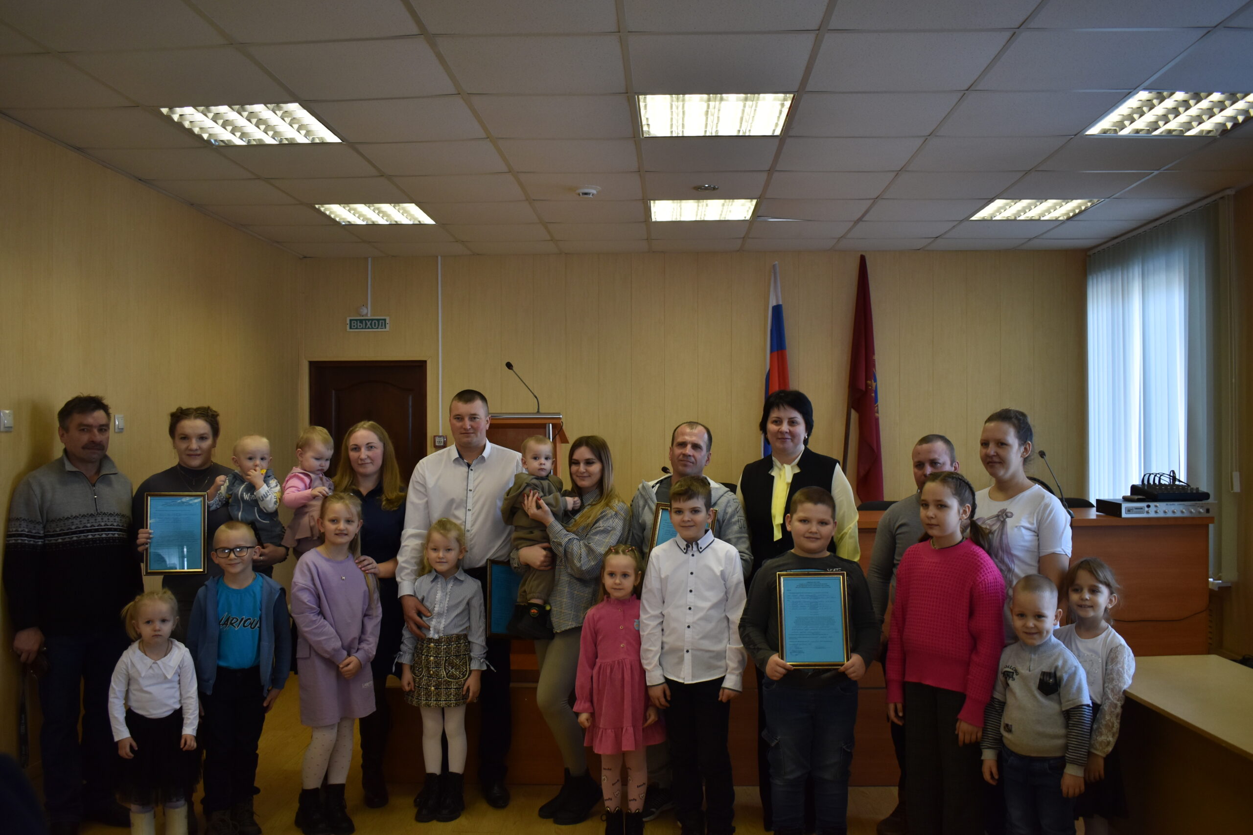 Многодетным семьям из Суражского района вручили свидетельства на приобретение жилья