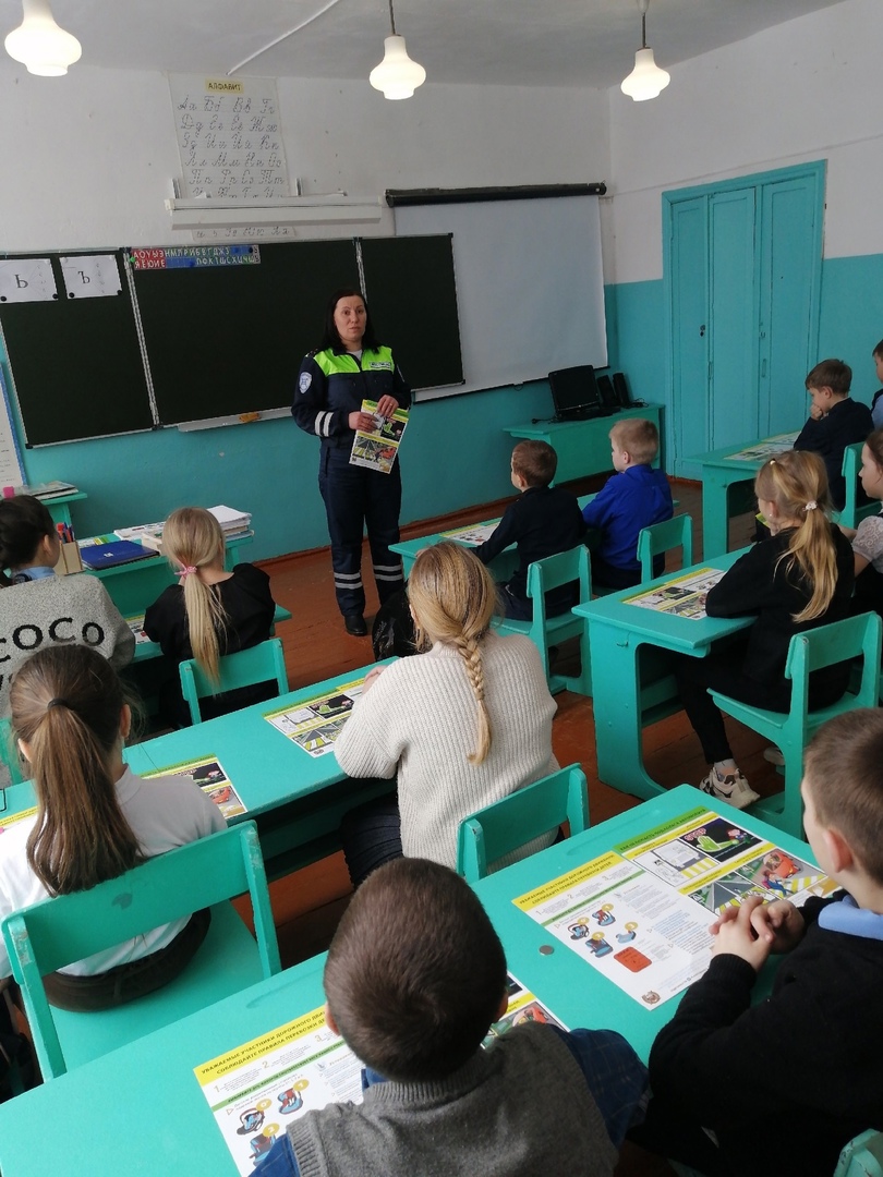 Инспектор по пропаганде безопасности дорожного движения провела беседу с учащимися Влазовичской школы