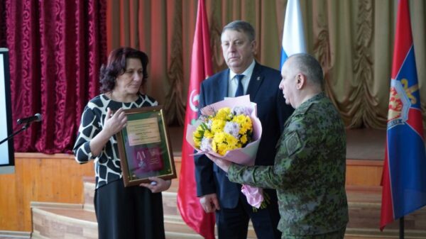 Александр Богомаз наградил посметрным Орденом Мужества героя Сергей Шапкина