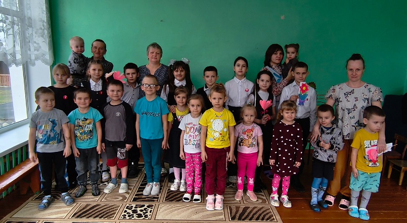 Маленькие активисты «Движения Первых» Суражского района  поздравили с наступающим Международным женским днём воспитателей детского сада