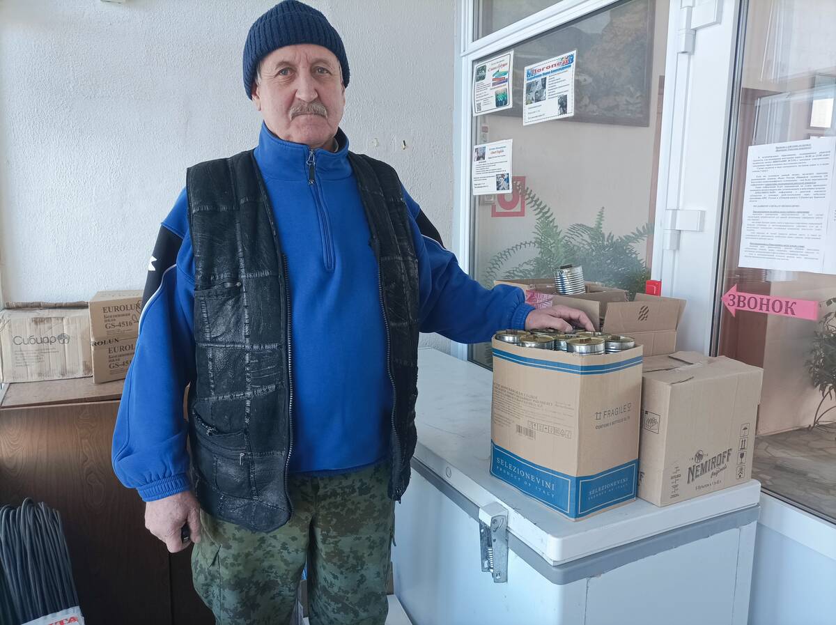 Климовчанин Евгений Снегирëв три года отливает окопные свечи