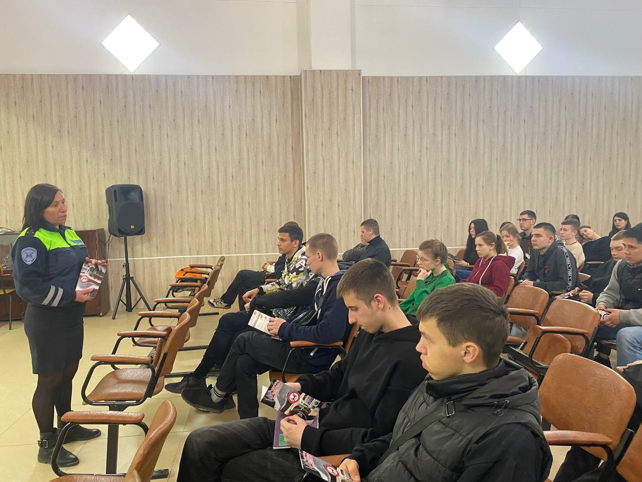 В Суражском промышленно-аграрном техникуме состоялась встреча студентов с инспектором по пропаганде БДД Госавтоинспекции МО МВД России « Унечский»