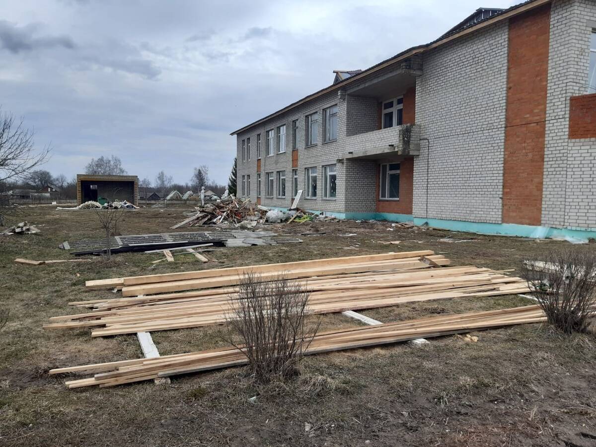 В Погарском районе продолжается капитальный ремонт школы